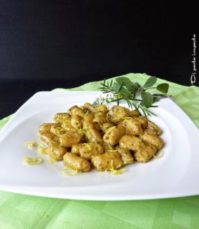 Gnocchi di farina con pesto alle erbe aromatiche