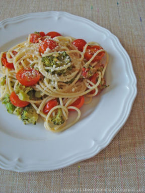 Spaghetti con broccoli e pomodorini / Spaghetti with broccoli and cherry tomatoes