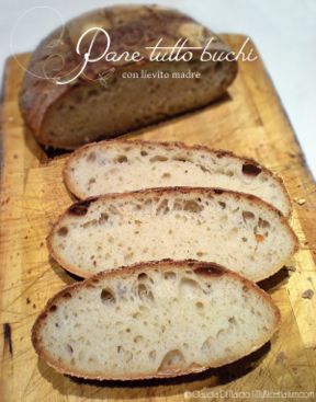 Pane tutto buchi con lievito madre