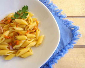 RICETTA MEZZE PENNE RIGATE CON FIORI DI ZUCCA E PANCETTA