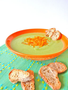 Vellutata di zucchine con julienne di carote e fettine di pane di segale con lievito madre