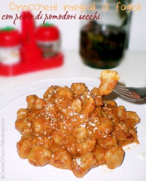 Gnocchetti integrali di fagioli con pesto di pomodori secchi