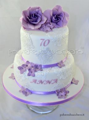 Torta a due piani shabby chic con rose e ortensie lilla per una 70enne