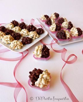 Dolcetti al doppio cioccolato, cornflakes e riso soffiato