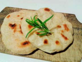 Focaccine veloci al rosmarino cotte in padella