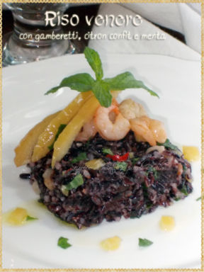 Riso venere con gamberetti, citron confit e menta