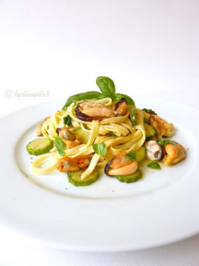 Fettuccine con cozze e zucchine