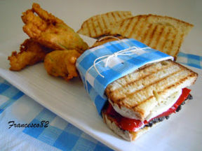 Panini con mozzarella, falde di peperone, patè di olive piccanti e fiori di zucca all' acciuga e noci "tutti cuochi per te" la seconda sfida