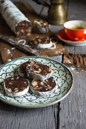 Salame di cioccolato al caffè / Sweet chocolate salami with coffee