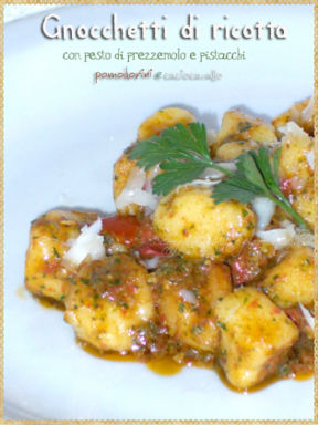 Gnocchetti di ricotta con pesto di prezzemolo e pistacchi, pomodorini e caciocavallo