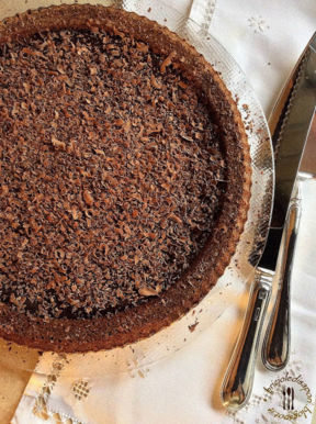 Torta al cioccolato con crema e scaglie di cioccolato fondente. Per noi è la torta della nonna...