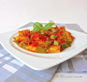 Mezze maniche al pomodoro con zucchine e friggitelli