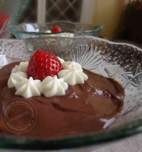 MOUSSE DI RICOTTA AL CACAO E FRAGOLE IN COPPE MONOPORZIONE