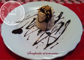 Semifreddo al torroncino con salsa al cioccolato