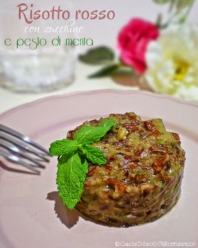 Risotto rosso con zucchine e pesto di menta