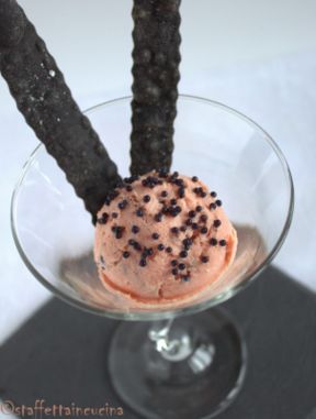 Spuma di trota salmonata al gin Bombay e crostoli al nero di seppia