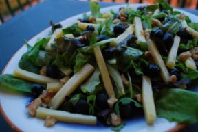 Insalata di montagna con mirtilli, fontina e noci