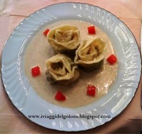 Rose di pasta fresca ripiena con salsa di noci