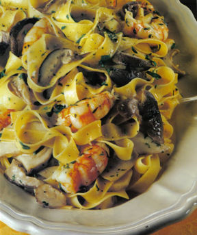 Tagliatelle con gamberoni e tocco di funghi porcini