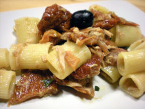 Pasta del nostromo: 100 grammi di bontà… (Mezze maniche con tonno, pomodori secchi ed olive nere)