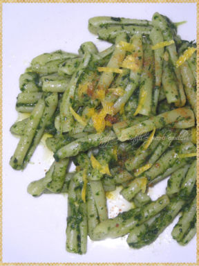 Caserecce con pesto di cicoria, bottarga di tonno e scorze di limone