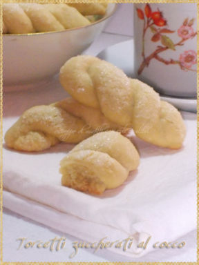 Torcetti zuccherati al cocco