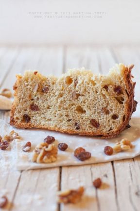 Panettone multicereali di Ezio Marinato con noci e uvetta (a lievitazione naturale)