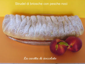 strudel di briosche alle pesche