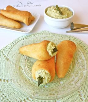 Coni di pizza con crema di ricotta e asparagi