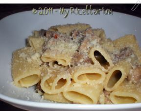 Rigatoni con funghi champignon e crema di carciofi