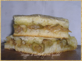 Focaccia ripiena con cipolle borettane ed olive verdi