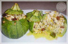 Zucchine tonde ripiene di riso con uvetta, pinoli e menta