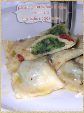 Ravioli ripieni di cime di rapa conditi con alici, aglio e peperoncino