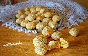 Biscotti alle mandorle pralinati al cocco