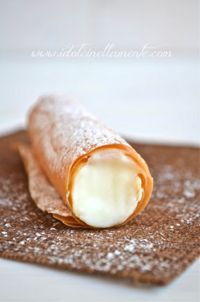 Cannoli di pasta fillo con crema di latte condensato e Philadelphia