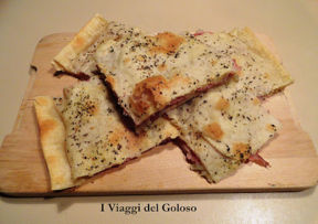 SCHIACCIATA CON SPECK FONTINA E CIPOLLE