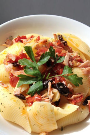 Conchiglie ai pomodori, olive nere e fesa di tacchino