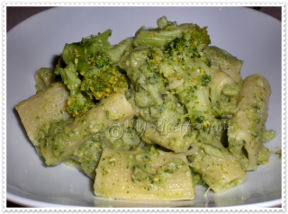 Rigatoni con crema di broccolo siciliano, pasta di acciughe e pesto di mandorle