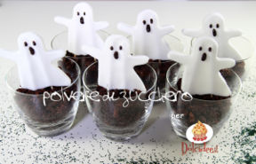 Dolcetto o scherzetto? tutorial fantasmi dolci in pasta di zucchero e torta al cioccolato per Halloween per dolcidee.it