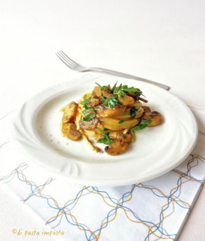 Spaghetti risottati con funghi e rucola