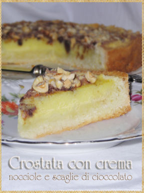 Crostata con crema, nocciole e scaglie di cioccolato