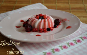 Budino di yogurt con frutti di bosco