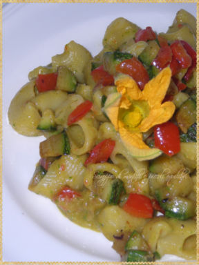 Lumaconi con crema di zucchine e peperoni rossi
