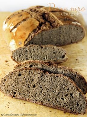 Pane nero con cipolle