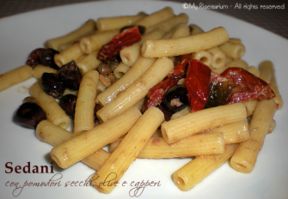 Sedani rigati con pomodori secchi, olive e capperi