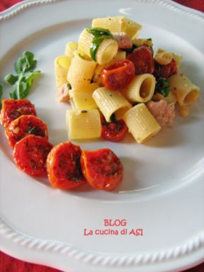 MEZZE MANICHE CON POMODORINI CONFIT, TONNO, RUCOLA E  BRICIOLE DI PANE TOSTATO