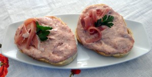 BRUSCHETTA CON MOUSSE DI BRESAOLA