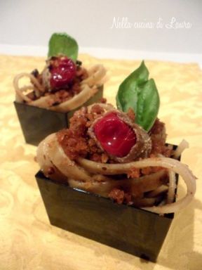 FINGER FOOD DI PASTA INTEGRALE CON CRUMBLE CROCCANTE E ACCIUGA PICCANTE