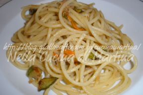 Spaghetti al tonno con zucchine e fiori di zucca