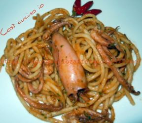 Spaghettoni al sugo di calamari